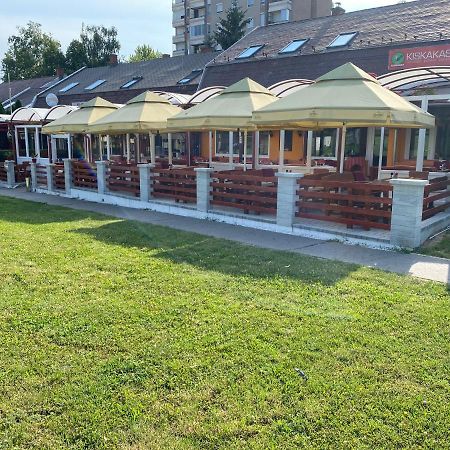 Kiskakas Etterem Hotel Zalaegerszeg Bagian luar foto