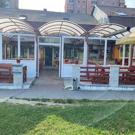Kiskakas Etterem Hotel Zalaegerszeg Bagian luar foto