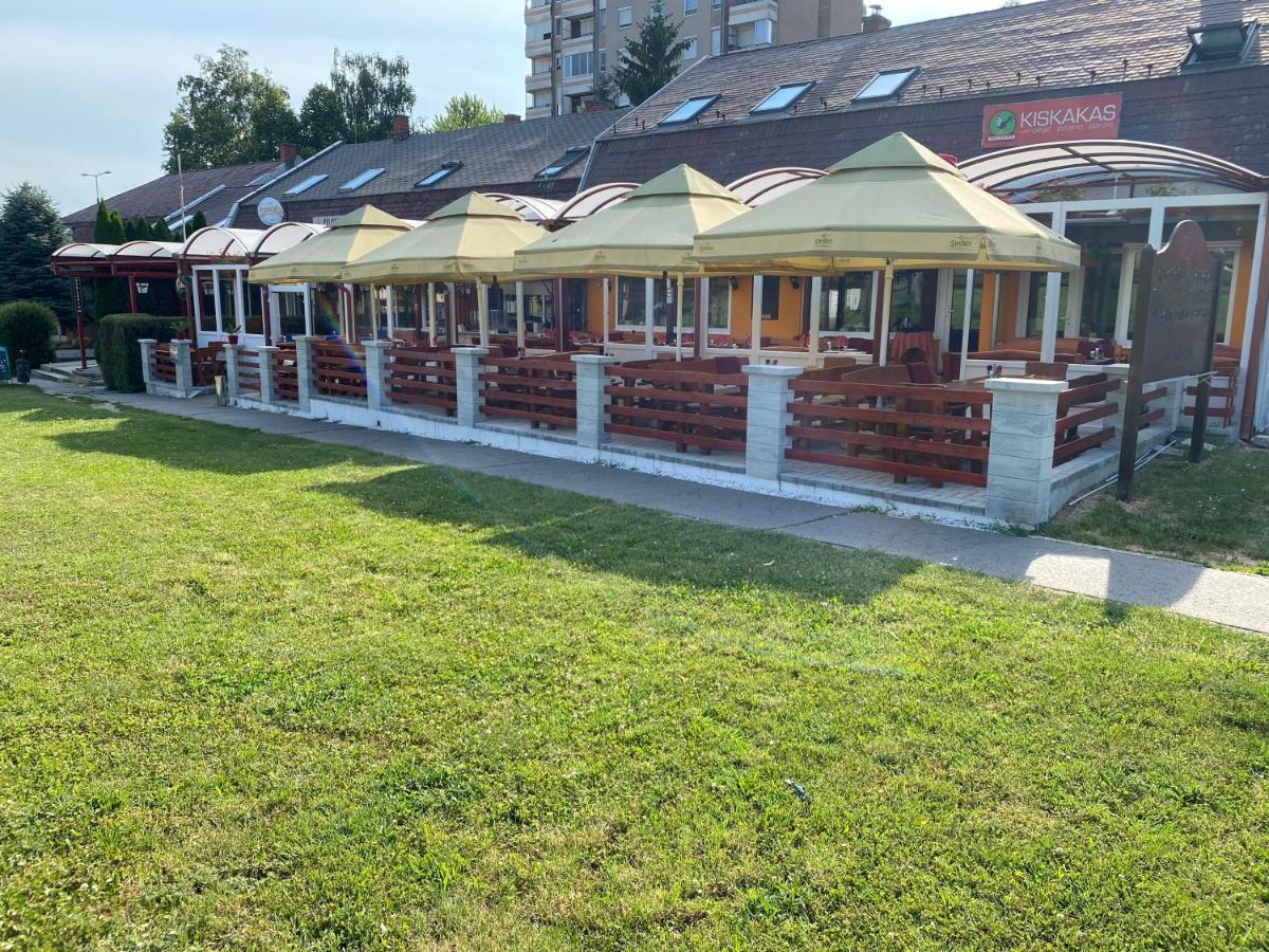 Kiskakas Etterem Hotel Zalaegerszeg Bagian luar foto