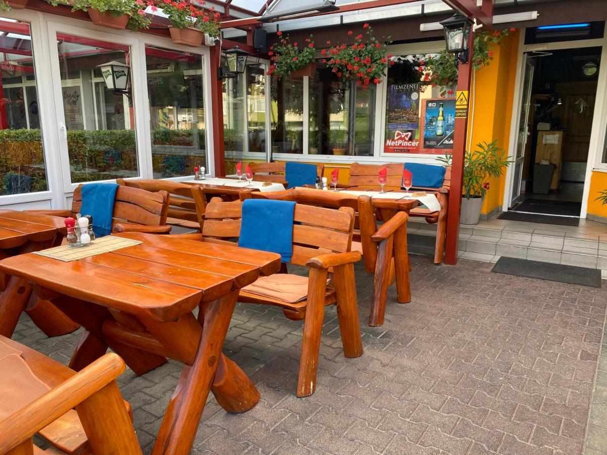 Kiskakas Etterem Hotel Zalaegerszeg Bagian luar foto